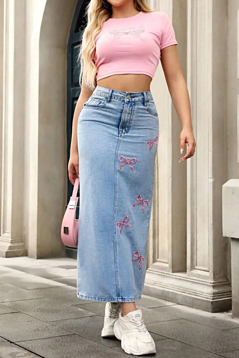 Elegante denim maxi-rok met strikborduurwerk voor een chique alledaagse stijl.