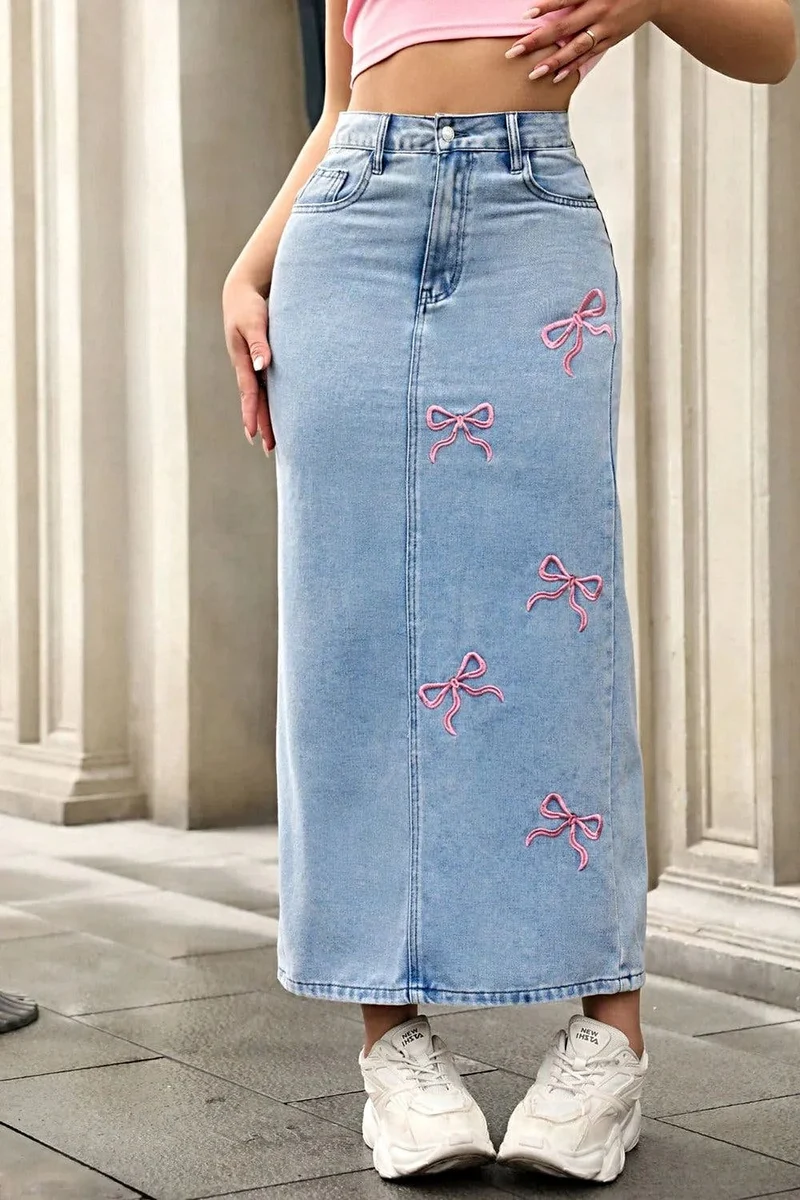 Elegante denim maxi-rok met strikborduurwerk voor een chique alledaagse stijl.