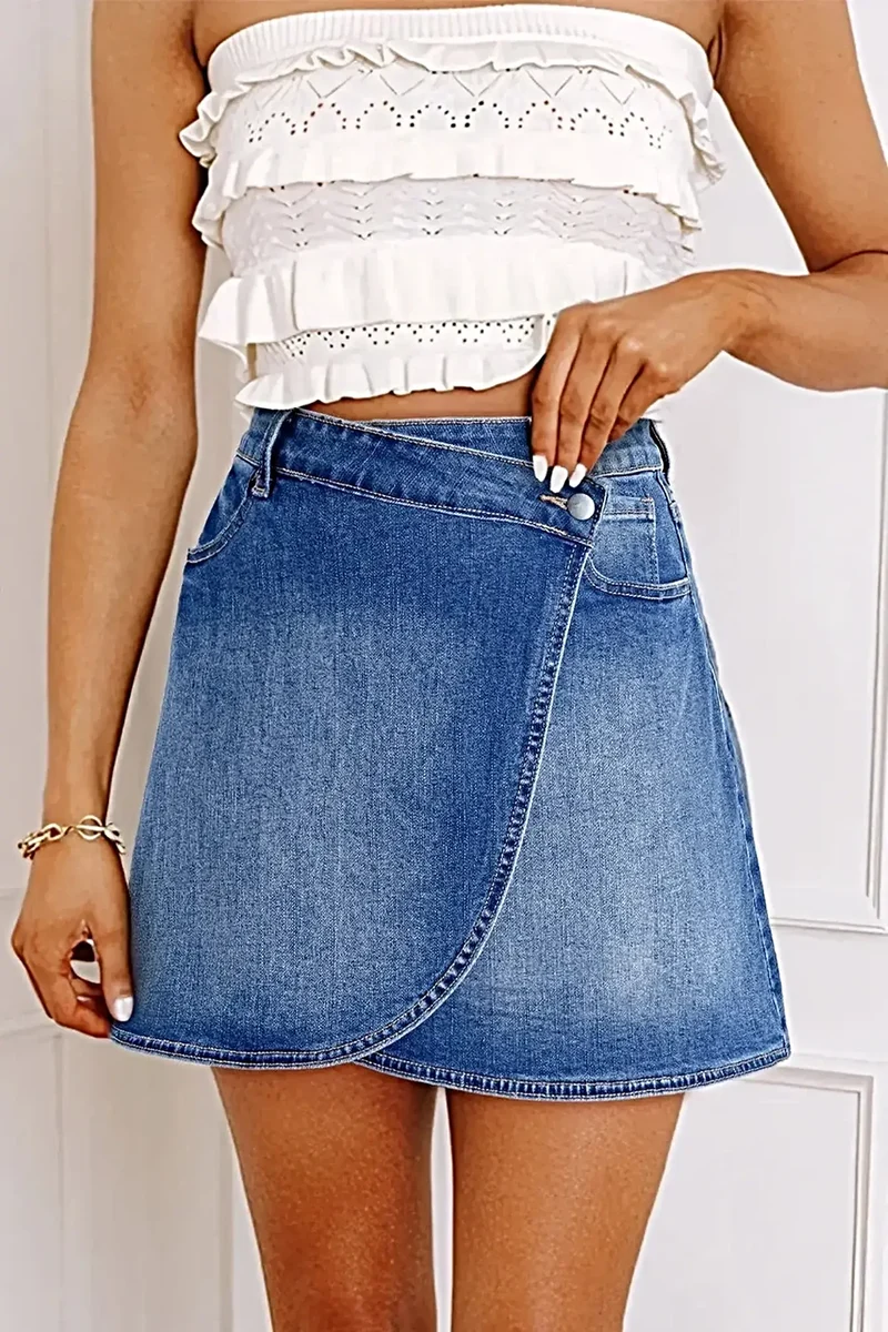 Luxe denim minirok met wikkelmodel, gekruiste taille en zakken - een trendy stijl