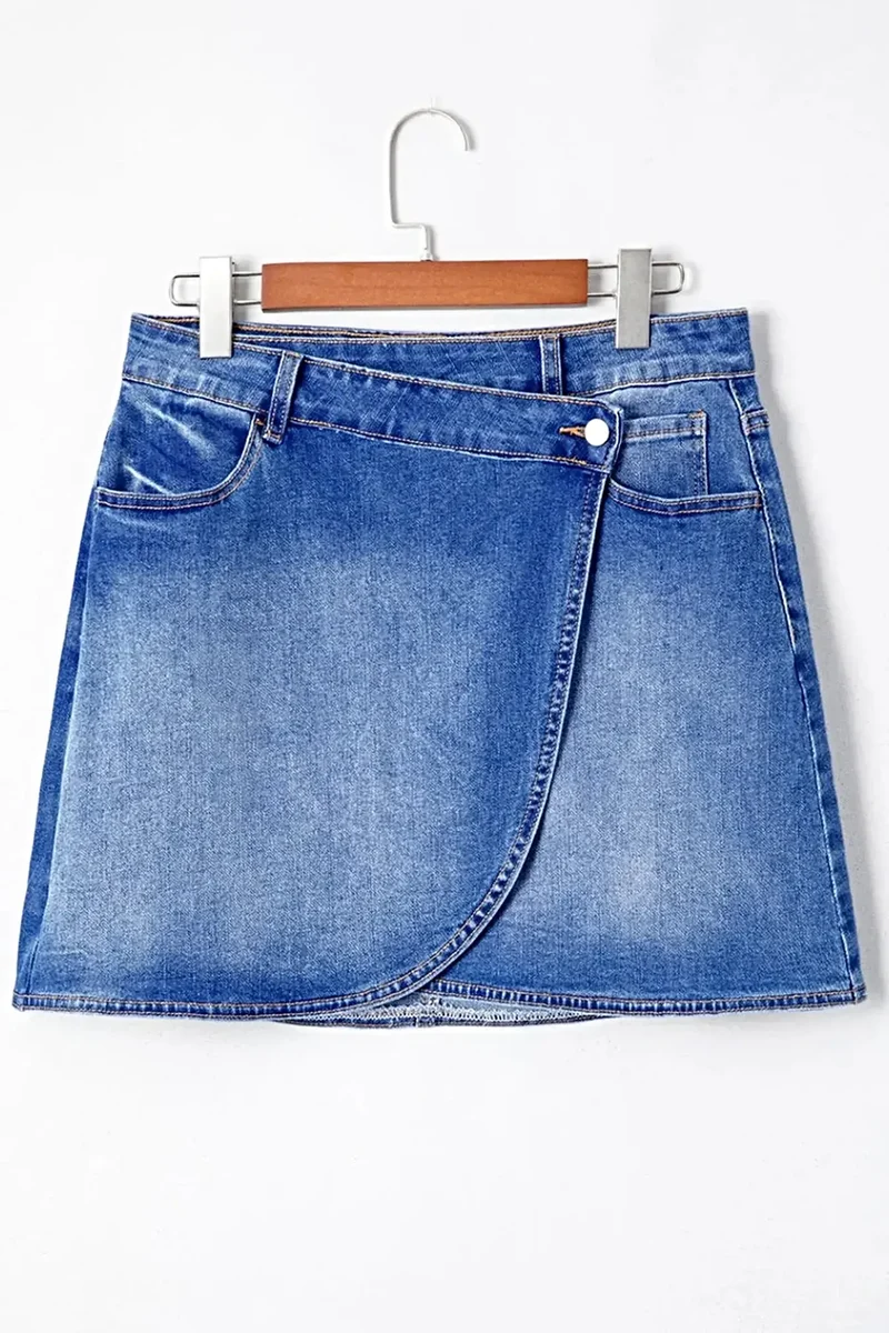 Luxe denim minirok met wikkelmodel, gekruiste taille en zakken - een trendy stijl