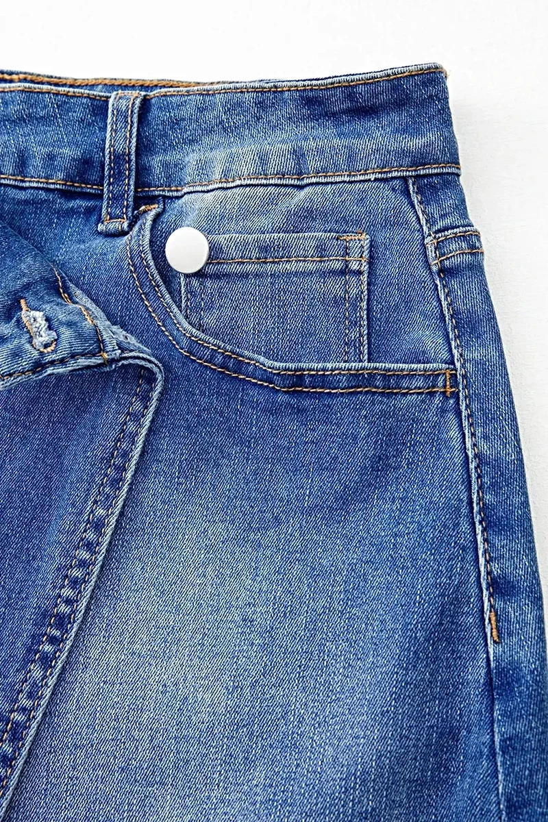 Luxe denim minirok met wikkelmodel, gekruiste taille en zakken - een trendy stijl