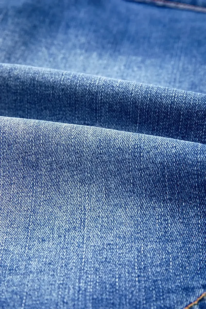 Luxe denim minirok met wikkelmodel, gekruiste taille en zakken - een trendy stijl