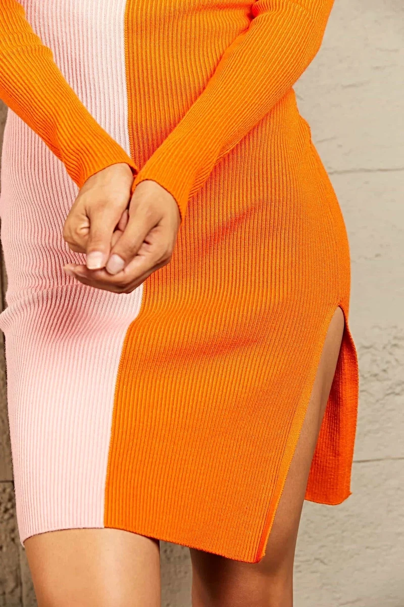 Geribbelde sweaterjurk met contrasterende details, vierkante halslijn, split, lange mouwen en een lengte tot de knie.