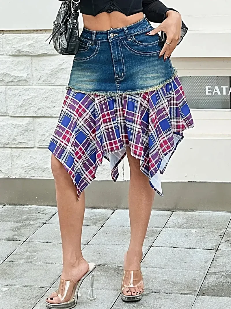 Chique asymmetrische denim rok met geruite zoom, zakken en knoopdetails - een trendsettende stijl