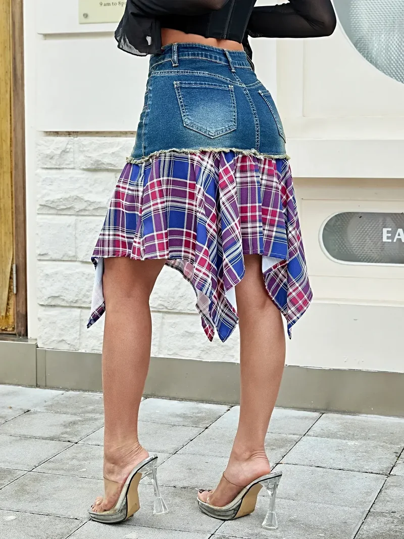 Chique asymmetrische denim rok met geruite zoom, zakken en knoopdetails - een trendsettende stijl