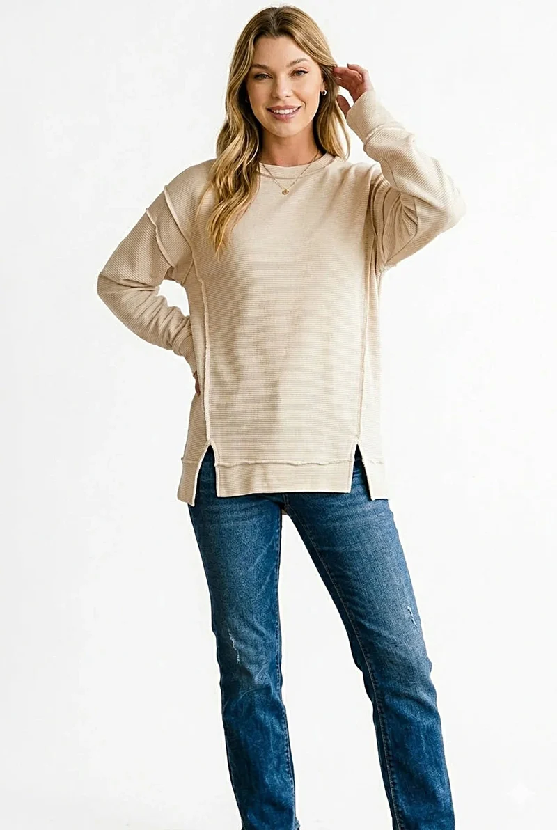 Trendy, gebleekte sweater met dubbele ribboord en zichtbare naden - Stoere, casual stijl