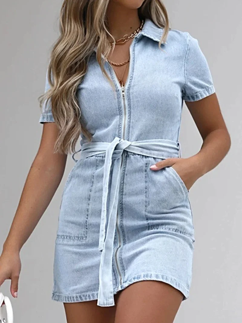 Elegante denim jurk met ritssluiting aan de voorkant en zakken | Stijlvolle korte mouwen en licht elastische stof
