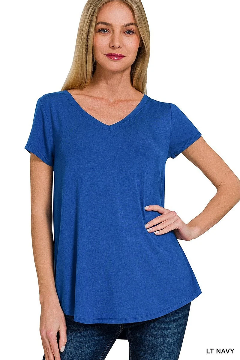 Trendy top van rayon met V-hals, korte mouwen en een flatterende ronde zoom.