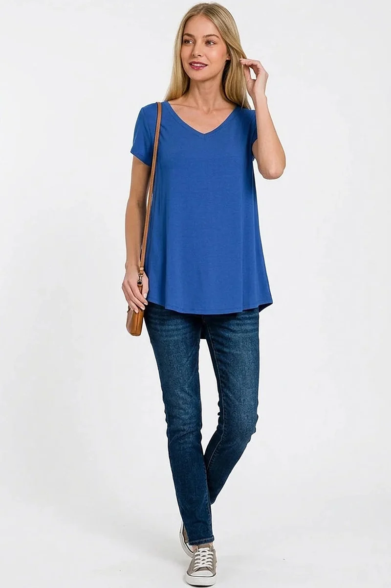 Trendy top van rayon met V-hals, korte mouwen en een flatterende ronde zoom.
