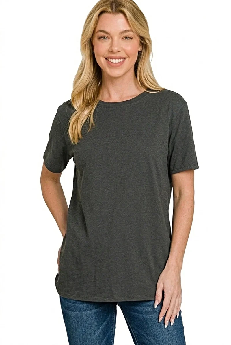 Casual elegantie: T-shirt met ronde hals van 100% katoen voor een moeiteloze stijl en comfort.