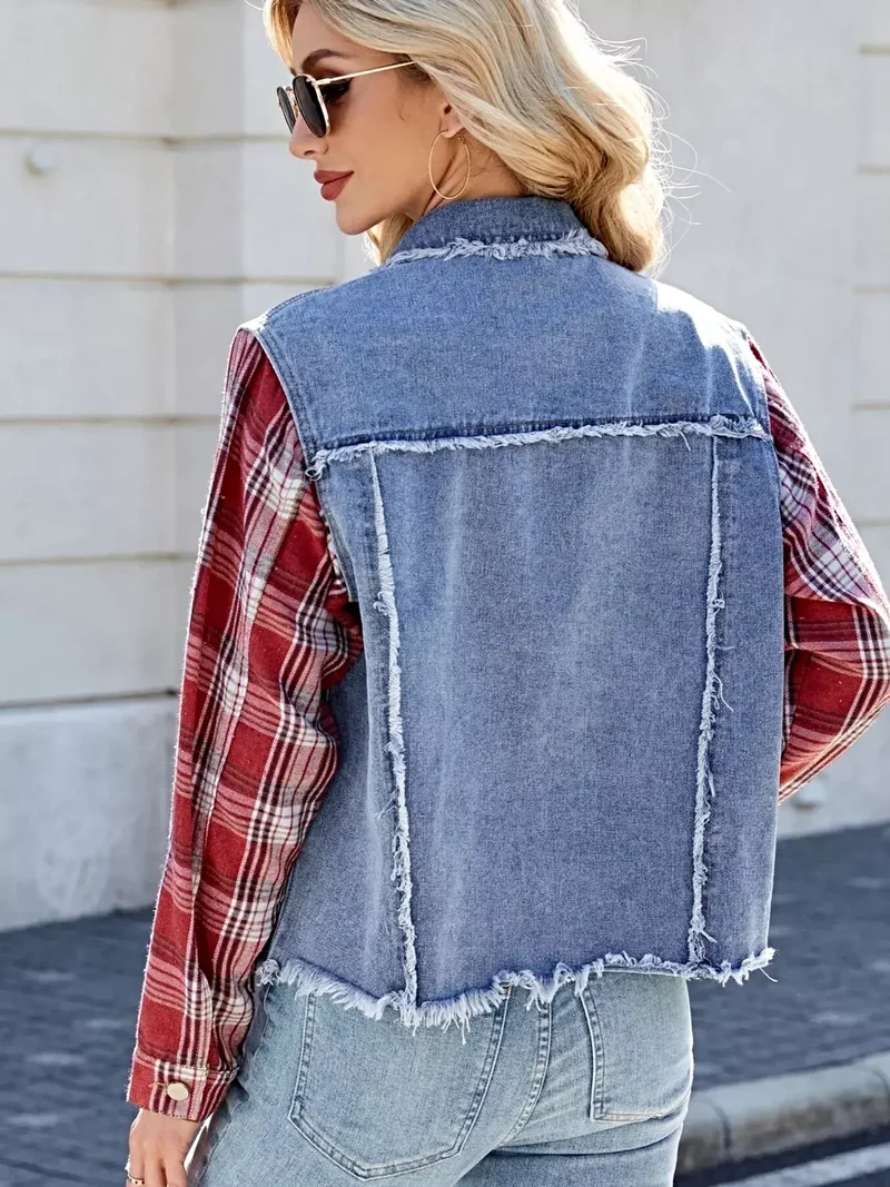 Luxe denimjas met ruitjespatroon, rafelige zoom en knoopsluiting, en stijlvolle zakken.