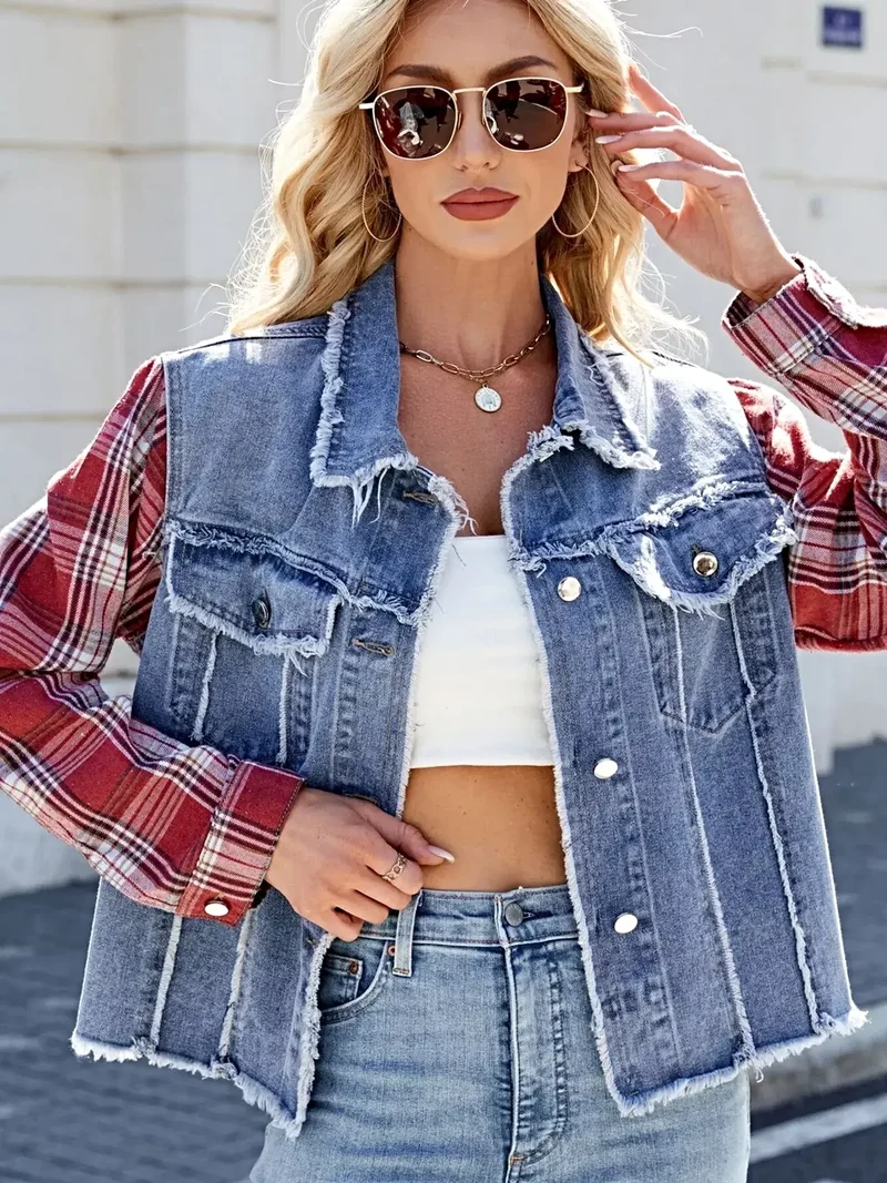 Luxe denimjas met ruitjespatroon, rafelige zoom en knoopsluiting, en stijlvolle zakken.