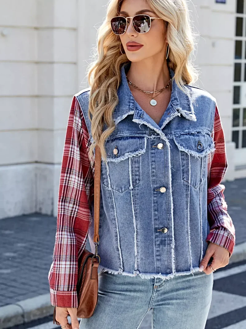 Luxe denimjas met ruitjespatroon, rafelige zoom en knoopsluiting, en stijlvolle zakken.