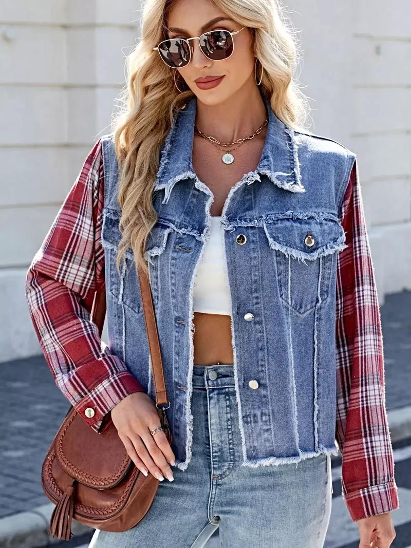Luxe denimjas met ruitjespatroon, rafelige zoom en knoopsluiting, en stijlvolle zakken.