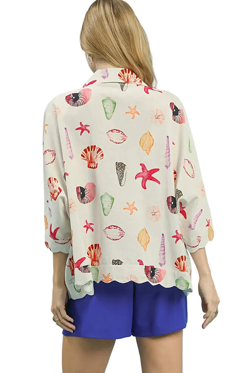 Top met schelpenprint - Zomerblouse met knoopsluiting en zeesterdesign, lichtgewicht en luchtig.