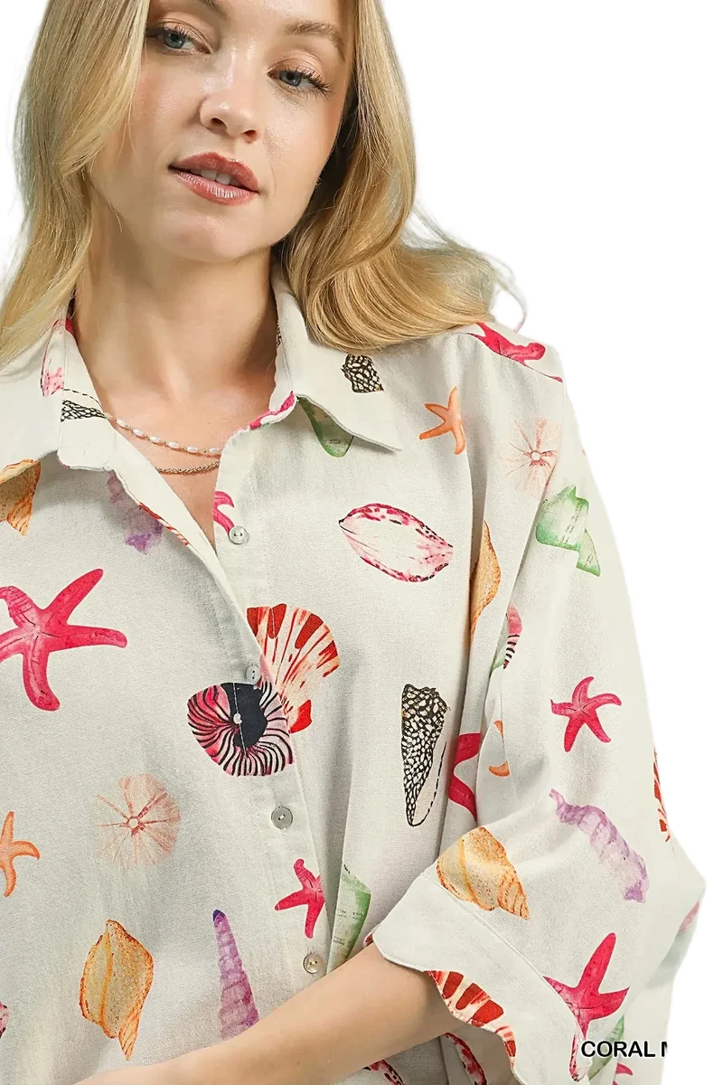 Top met schelpenprint - Zomerblouse met knoopsluiting en zeesterdesign, lichtgewicht en luchtig.