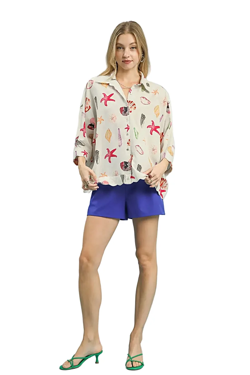 Top met schelpenprint - Zomerblouse met knoopsluiting en zeesterdesign, lichtgewicht en luchtig.