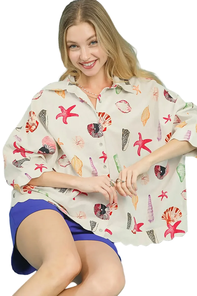 Top met schelpenprint - Zomerblouse met knoopsluiting en zeesterdesign, lichtgewicht en luchtig.