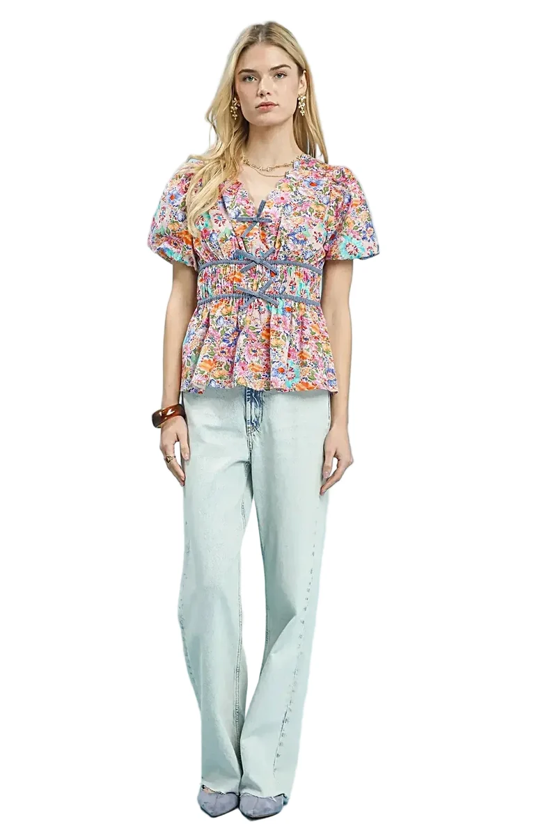 Chique blouse met bloemenprint en smockwerk, speels en eigenzinnig - perfect voor een moeiteloze stijl.