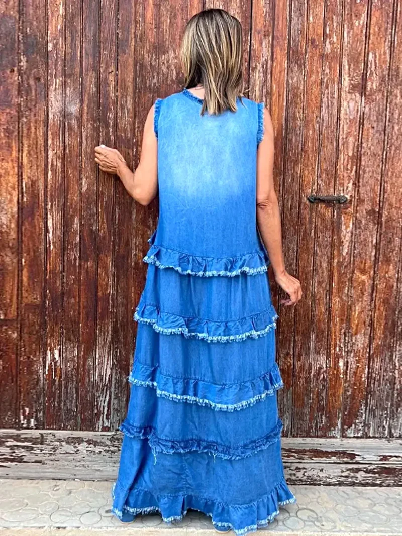 Elegante maxi-jurk met onafgewerkte zoom en ruches - een tijdloze denimstijl voor elke gelegenheid.