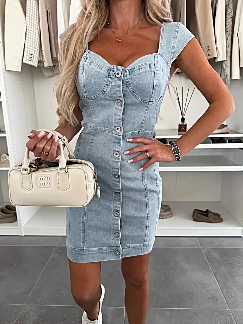 Elegante denimjurk met sweetheart-halslijn, korte mouwen en knoopsluiting, verkrijgbaar in maat S tot XL.