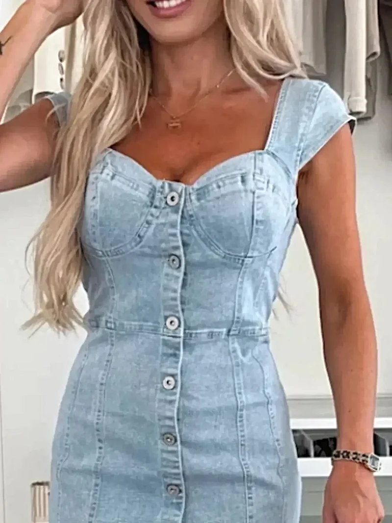 Elegante denimjurk met sweetheart-halslijn, korte mouwen en knoopsluiting, verkrijgbaar in maat S tot XL.