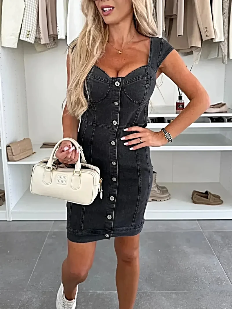 Elegante denimjurk met sweetheart-halslijn, korte mouwen en knoopsluiting, verkrijgbaar in maat S tot XL.