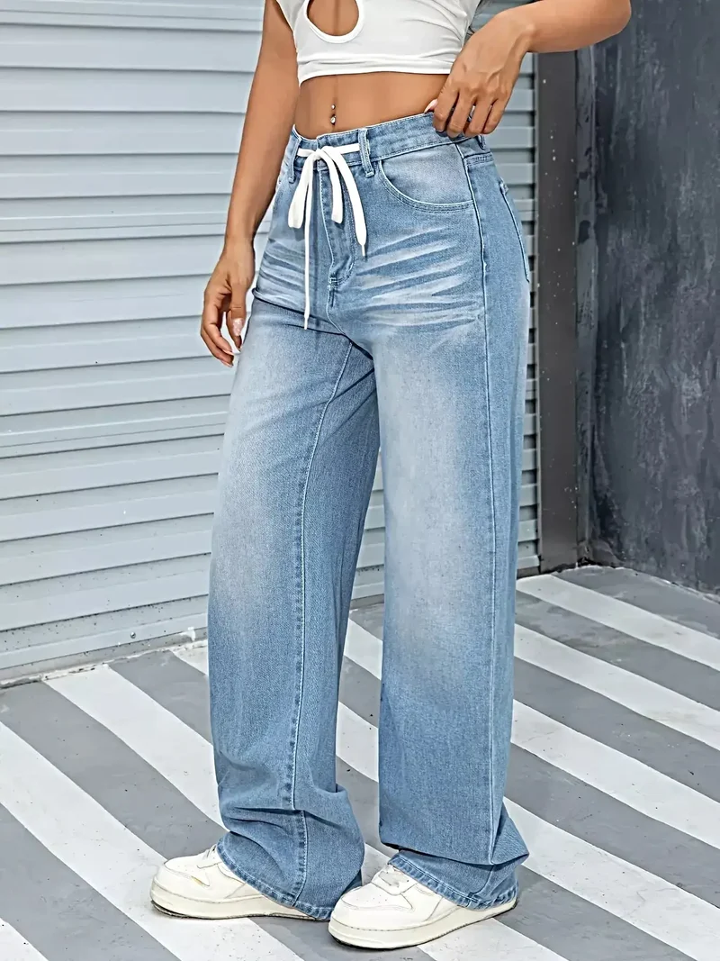 Damesjeans met wijde pijpen, trekkoord in de taille, zakken en een stofmix van 85% katoen.