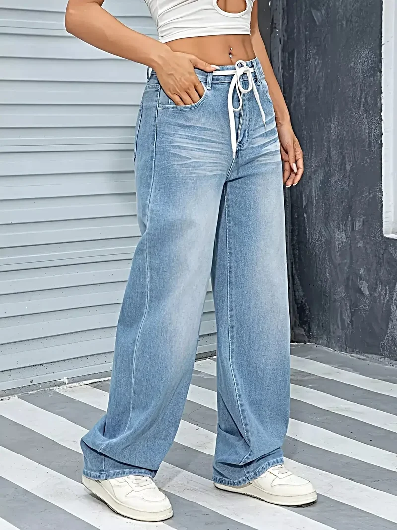 Damesjeans met wijde pijpen, trekkoord in de taille, zakken en een stofmix van 85% katoen.