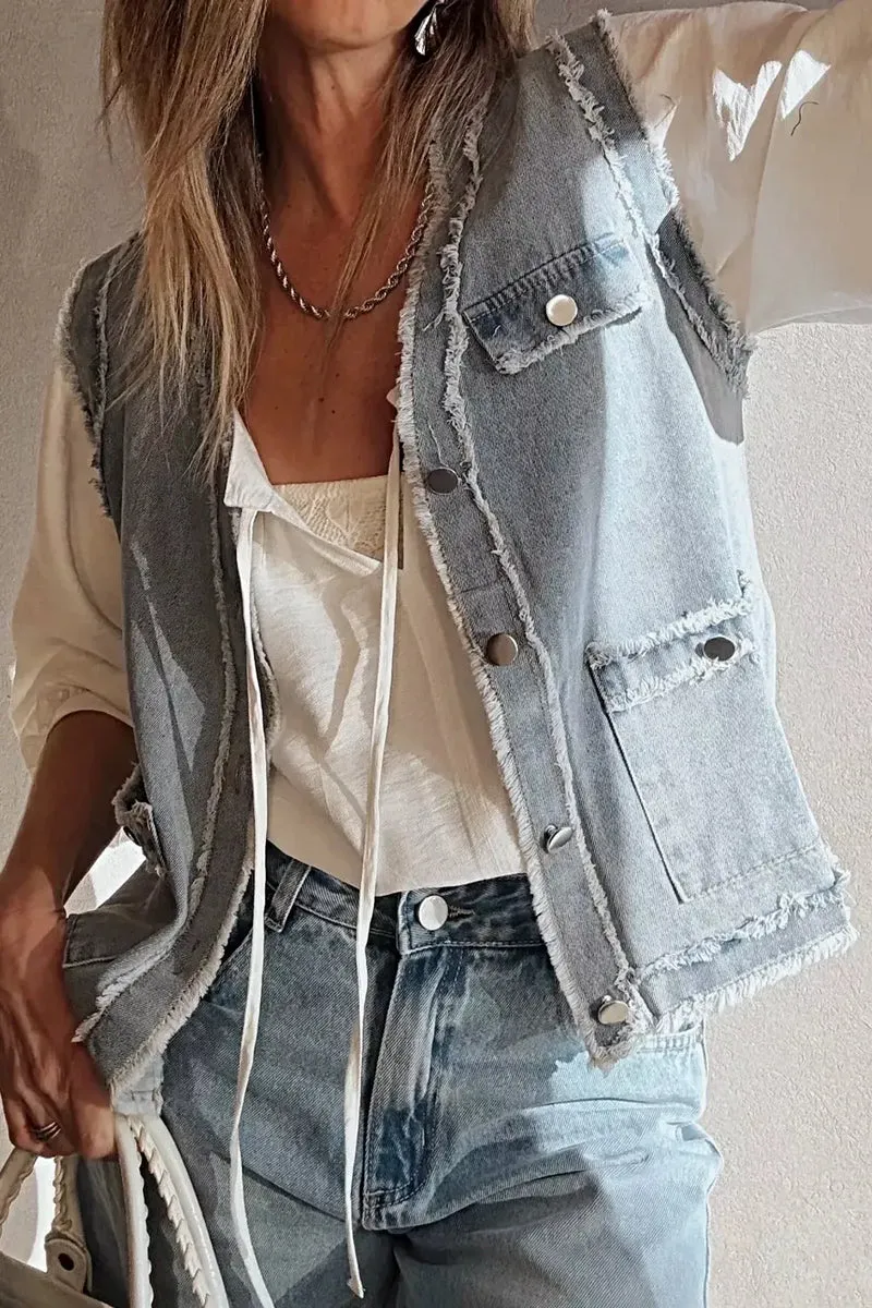 Chique denimvest met gerafelde randen, klepzakken, onafgewerkte zoom en knoopsluiting aan de voorkant.