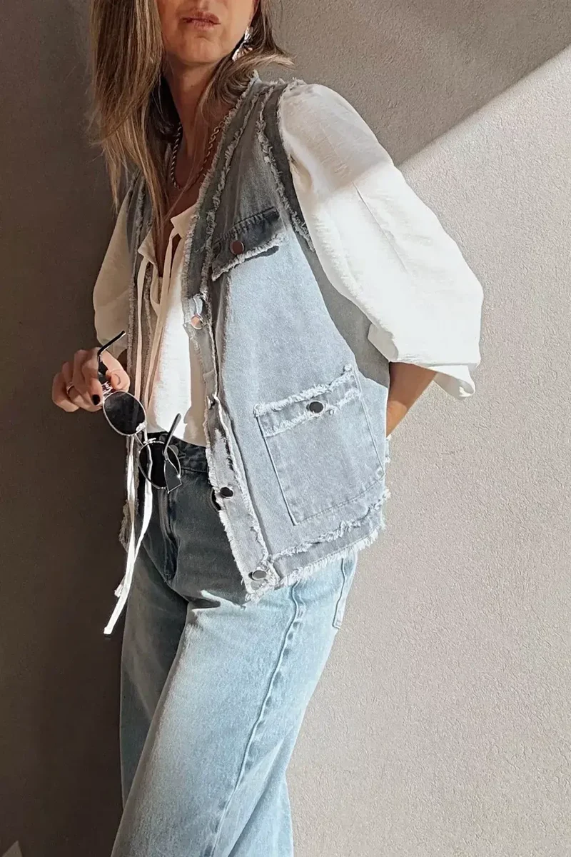 Chique denimvest met gerafelde randen, klepzakken, onafgewerkte zoom en knoopsluiting aan de voorkant.