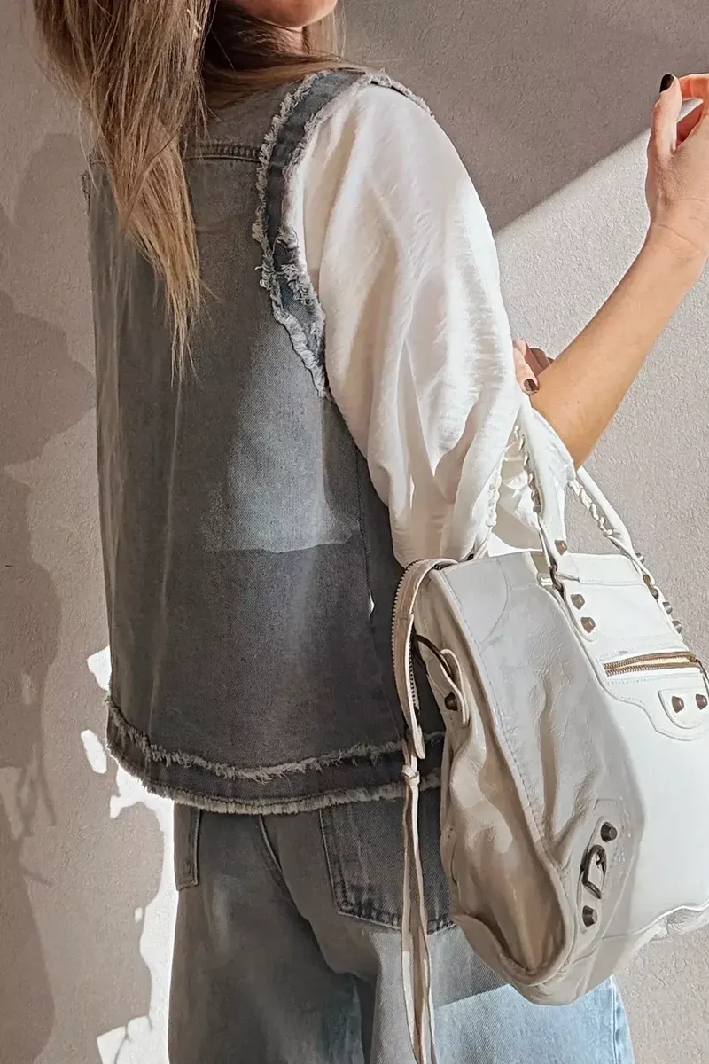 Chique denimvest met gerafelde randen, klepzakken, onafgewerkte zoom en knoopsluiting aan de voorkant.