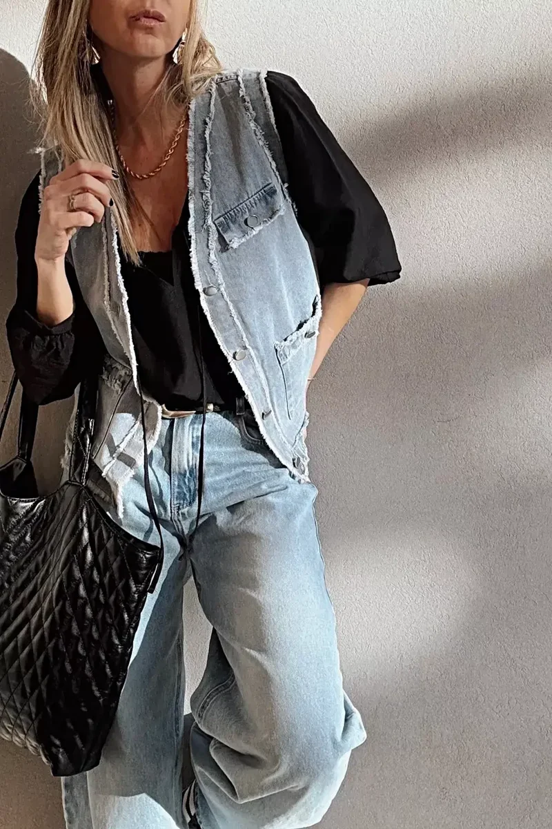 Chique denimvest met gerafelde randen, klepzakken, onafgewerkte zoom en knoopsluiting aan de voorkant.