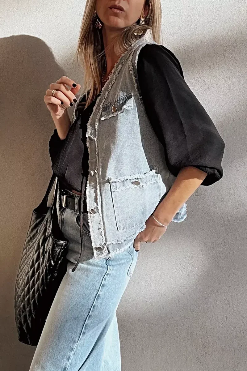 Chique denimvest met gerafelde randen, klepzakken, onafgewerkte zoom en knoopsluiting aan de voorkant.