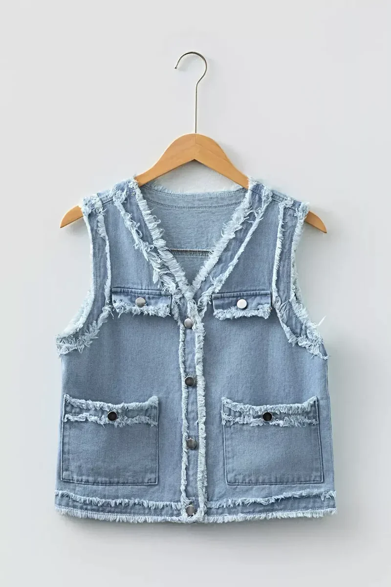 Chique denimvest met gerafelde randen, klepzakken, onafgewerkte zoom en knoopsluiting aan de voorkant.