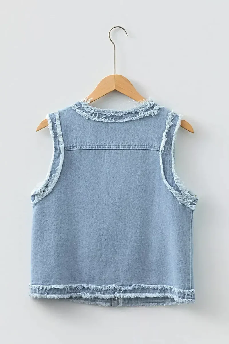 Chique denimvest met gerafelde randen, klepzakken, onafgewerkte zoom en knoopsluiting aan de voorkant.