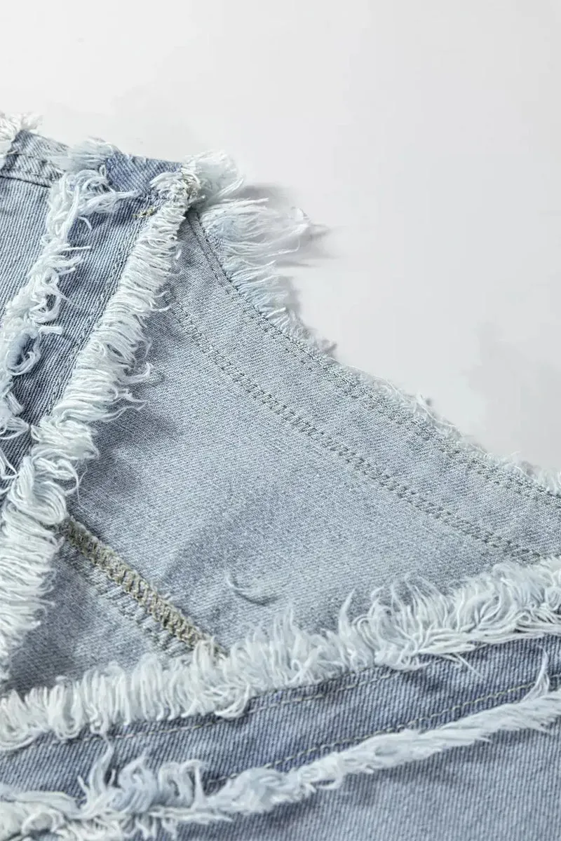 Chique denimvest met gerafelde randen, klepzakken, onafgewerkte zoom en knoopsluiting aan de voorkant.