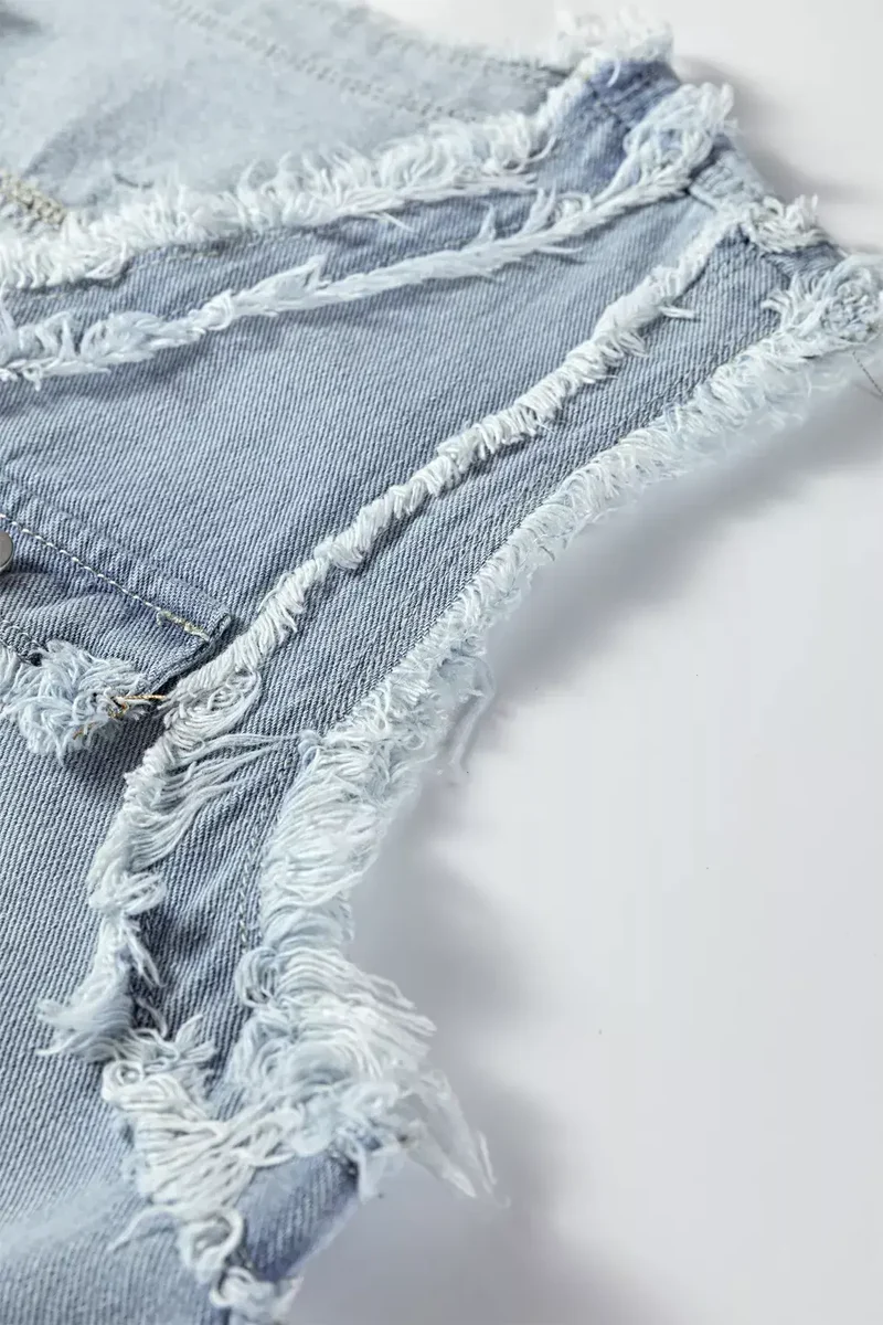 Chique denimvest met gerafelde randen, klepzakken, onafgewerkte zoom en knoopsluiting aan de voorkant.
