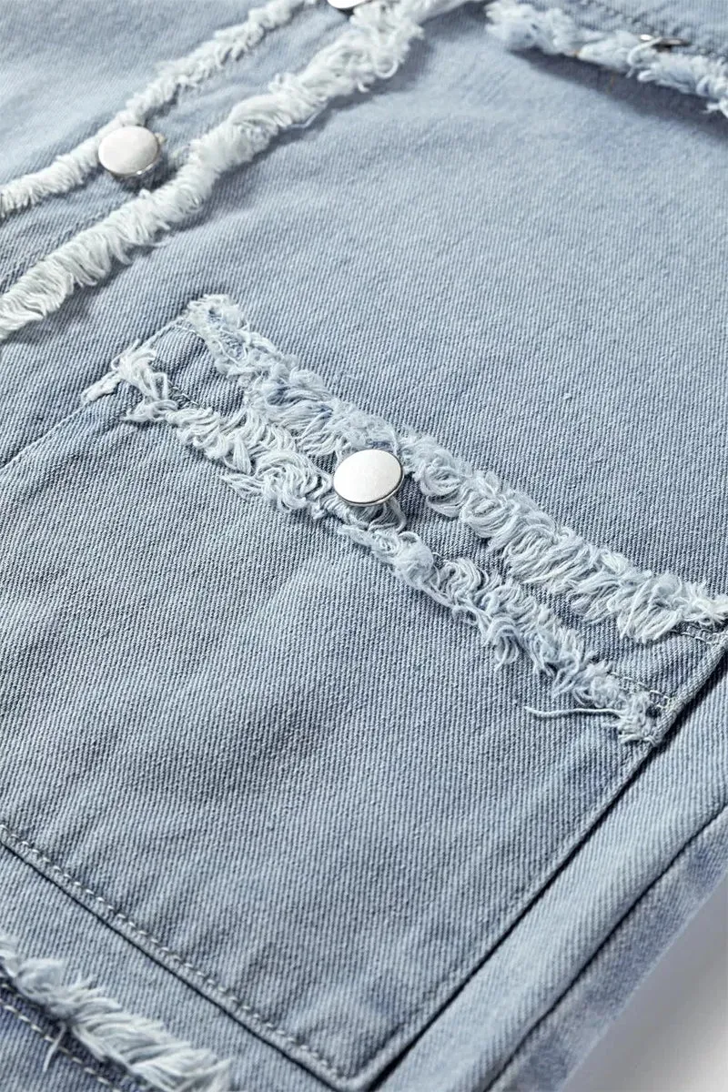 Chique denimvest met gerafelde randen, klepzakken, onafgewerkte zoom en knoopsluiting aan de voorkant.