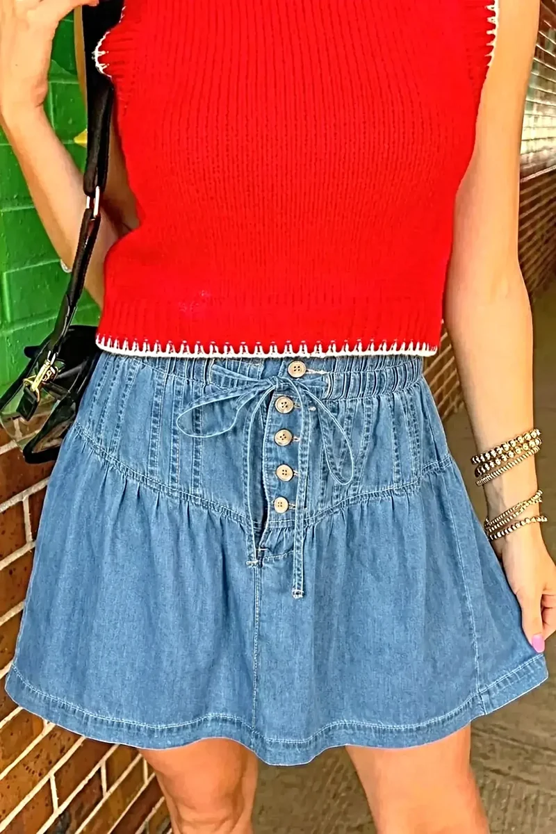 Stijlvolle denim rok met knoopsluiting aan de voorkant en ruches aan de zoom, gemaakt van 100% katoen - tijdloze elegantie voor je garderobe.