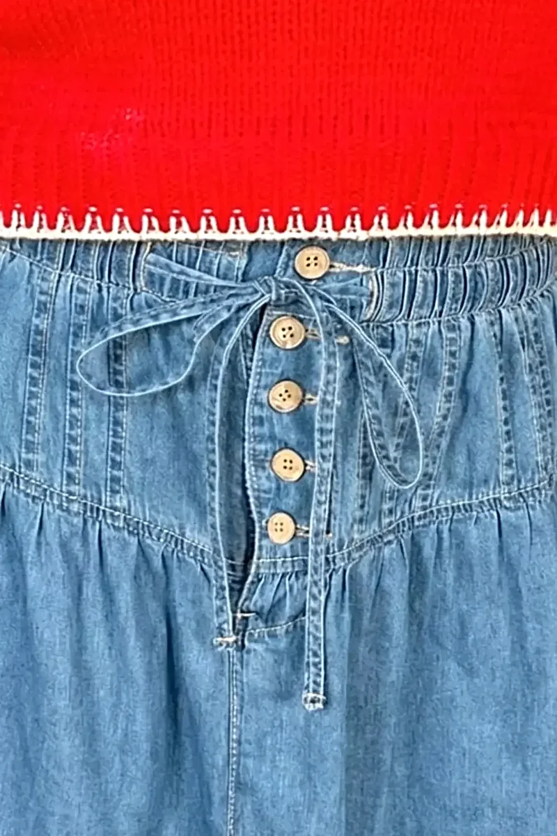 Stijlvolle denim rok met knoopsluiting aan de voorkant en ruches aan de zoom, gemaakt van 100% katoen - tijdloze elegantie voor je garderobe.