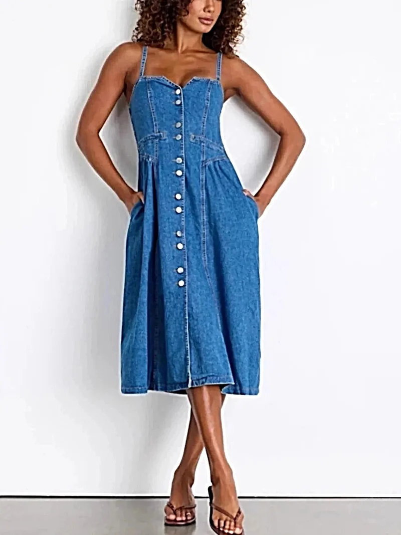 Elegante midi-jurk van denim met knoopsluiting aan de voorkant, zakken en smockdetails, gemaakt van een 95% rayonmix.