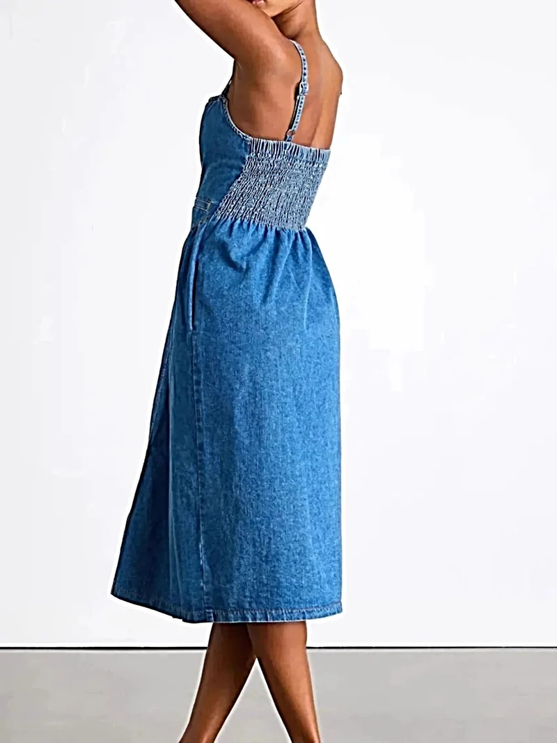 Elegante midi-jurk van denim met knoopsluiting aan de voorkant, zakken en smockdetails, gemaakt van een 95% rayonmix.