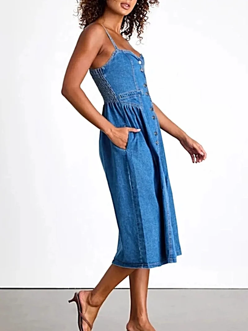 Elegante midi-jurk van denim met knoopsluiting aan de voorkant, zakken en smockdetails, gemaakt van een 95% rayonmix.