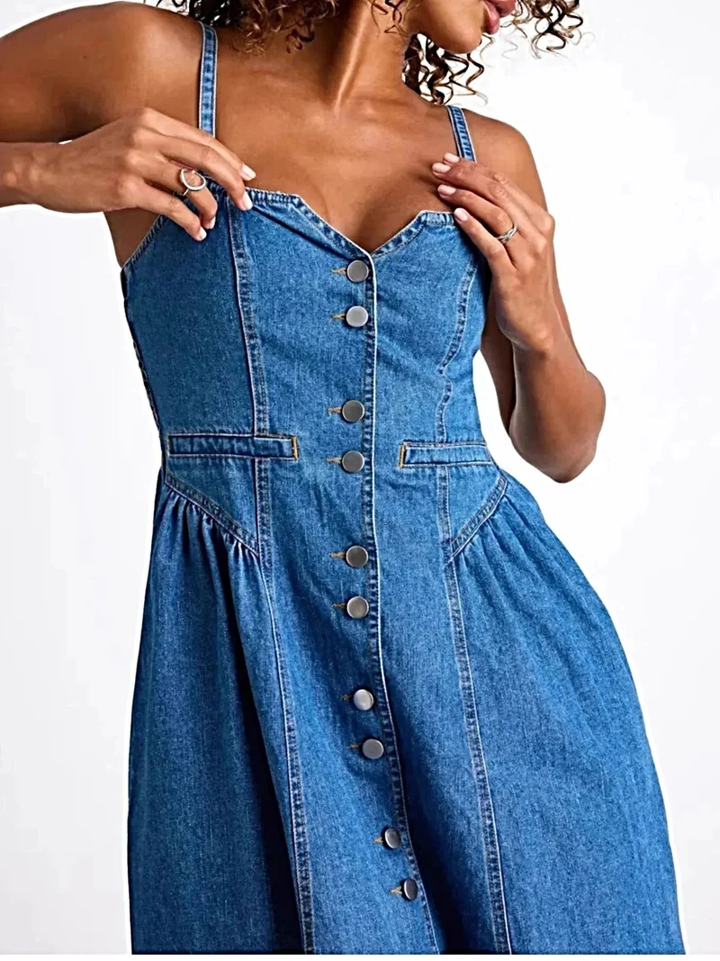 Elegante midi-jurk van denim met knoopsluiting aan de voorkant, zakken en smockdetails, gemaakt van een 95% rayonmix.