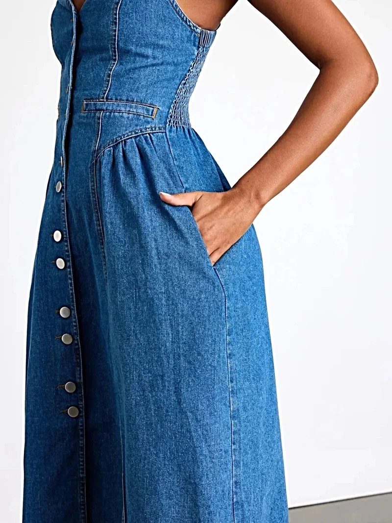 Elegante midi-jurk van denim met knoopsluiting aan de voorkant, zakken en smockdetails, gemaakt van een 95% rayonmix.