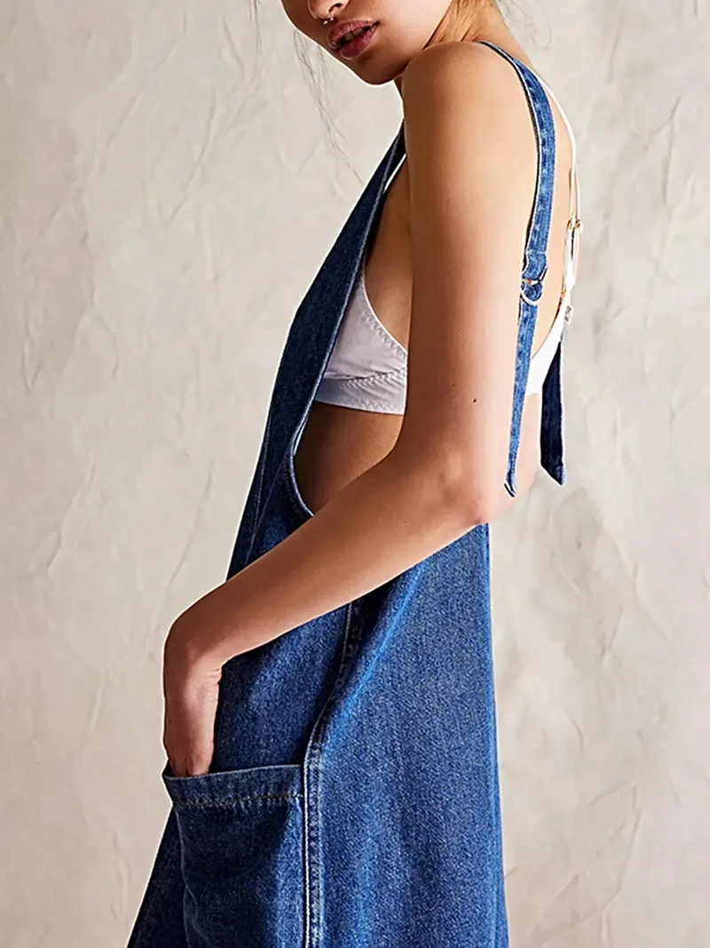 Luxe denim tankjurk met oversized V-hals en voorzakken - perfect voor elke gelegenheid.