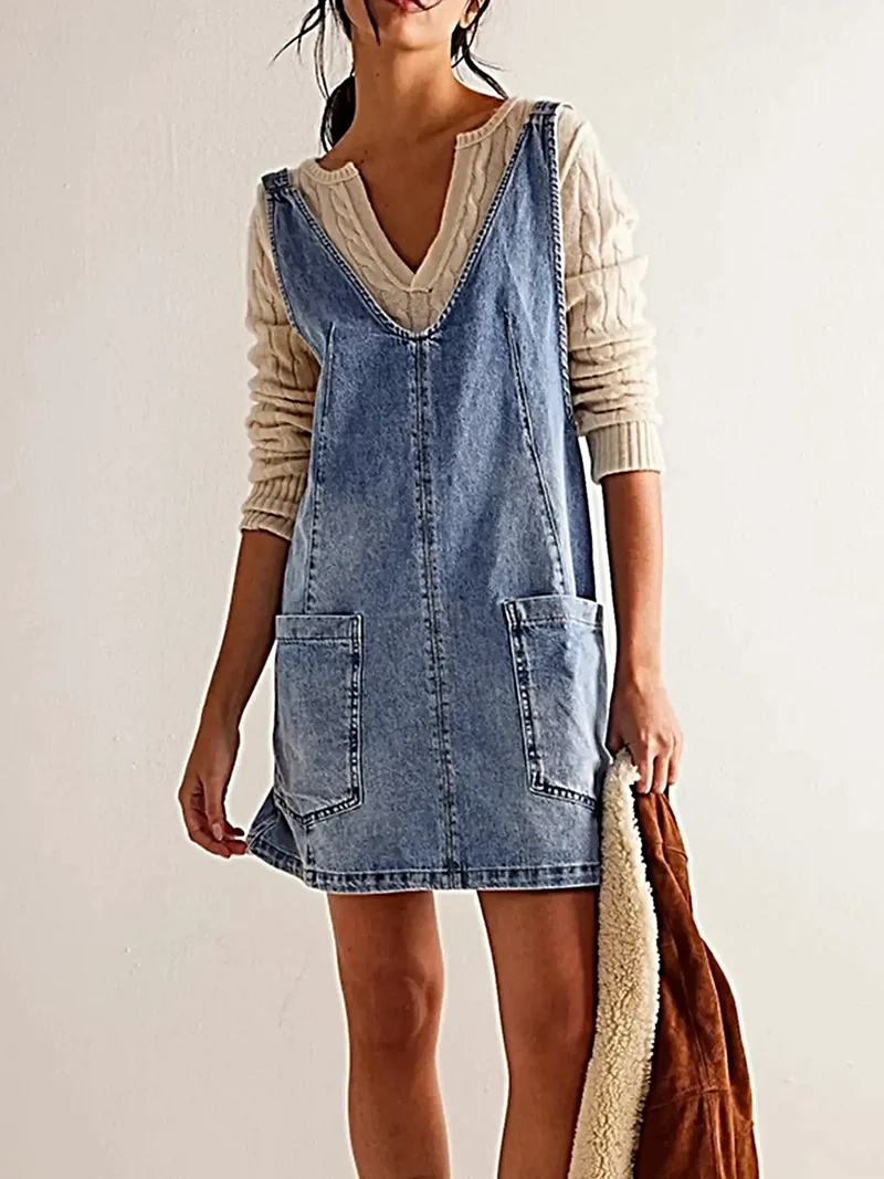 Luxe denim tankjurk met oversized V-hals en voorzakken - perfect voor elke gelegenheid.