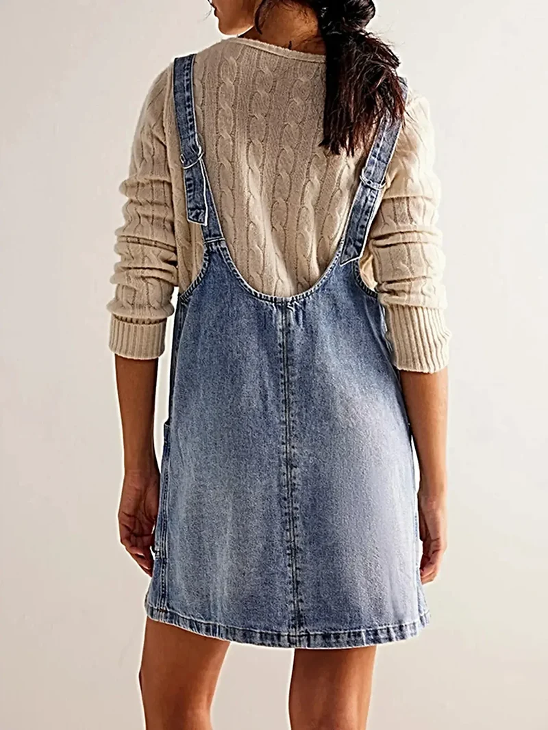 Luxe denim tankjurk met oversized V-hals en voorzakken - perfect voor elke gelegenheid.
