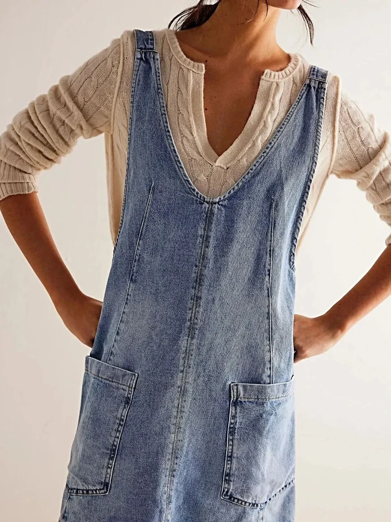 Luxe denim tankjurk met oversized V-hals en voorzakken - perfect voor elke gelegenheid.